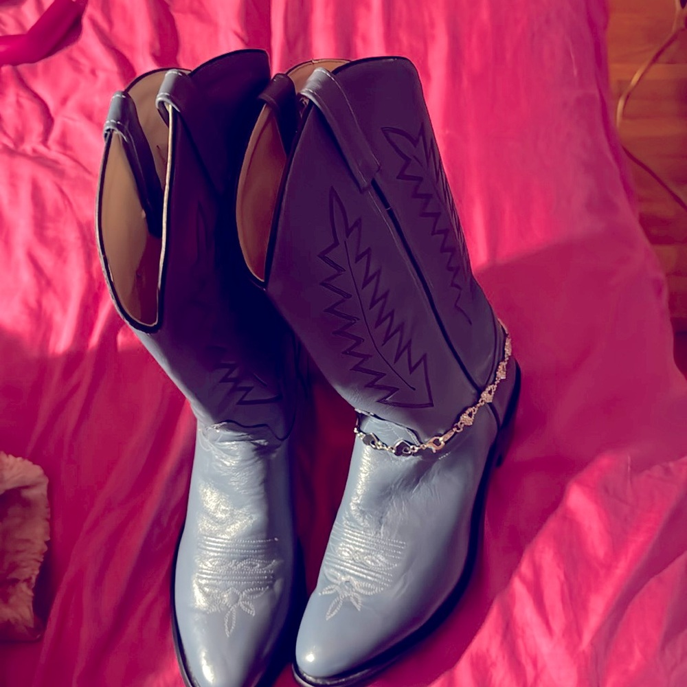 Blue Jean 100 Leather handmade Cowboy boots brand new
Never been worn